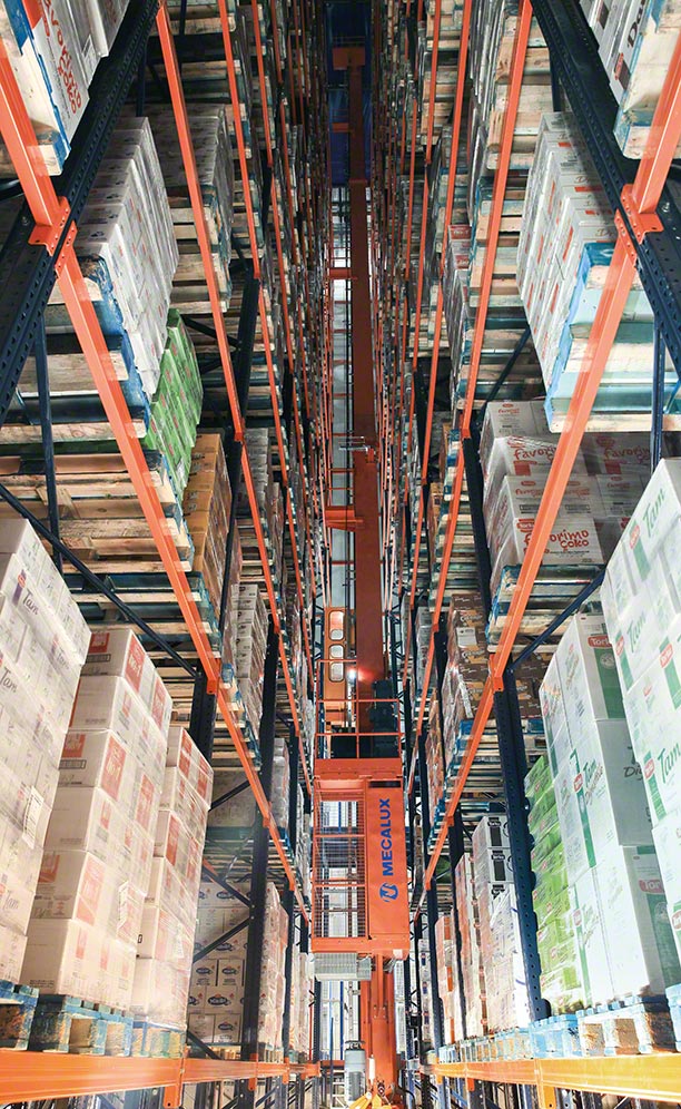 The stacker crane moves pallets inside Konya Şeker’s storage aisles