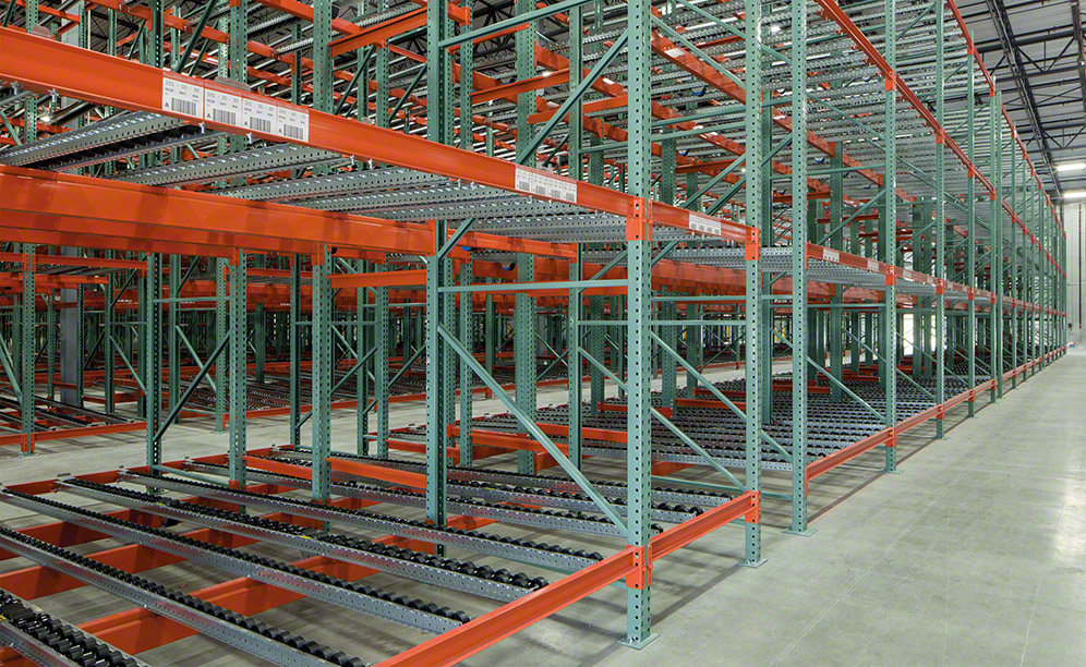 Live racks with a capacity to store more than 2,000 pallets