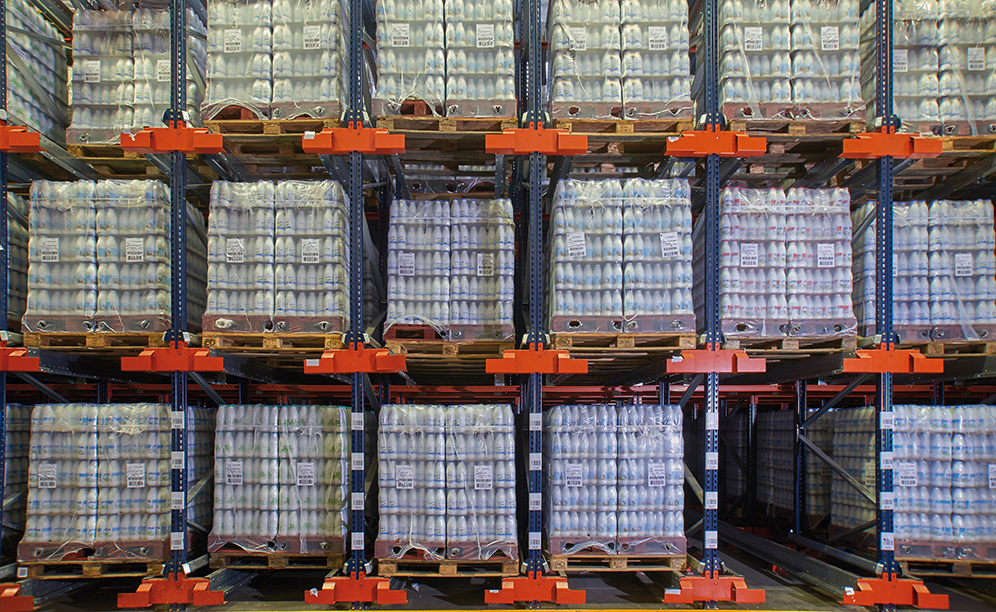 A semi-automated high-density system was set up, served by nine Pallet Shuttles that transport pallets inside the storage channels