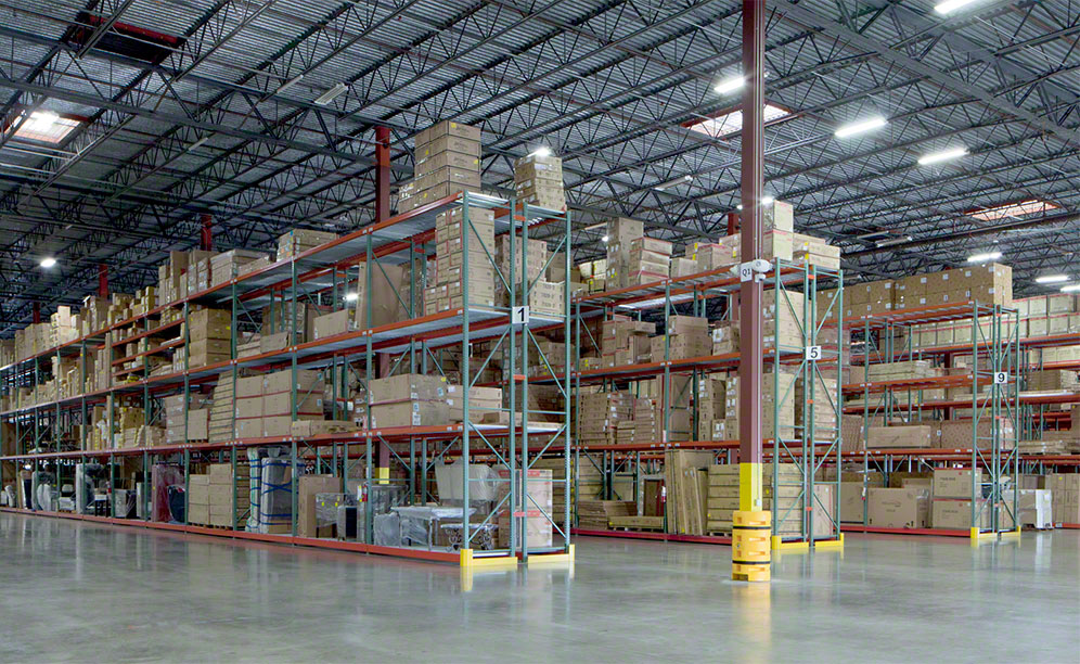 The narrow aisles fully use the warehousing surface