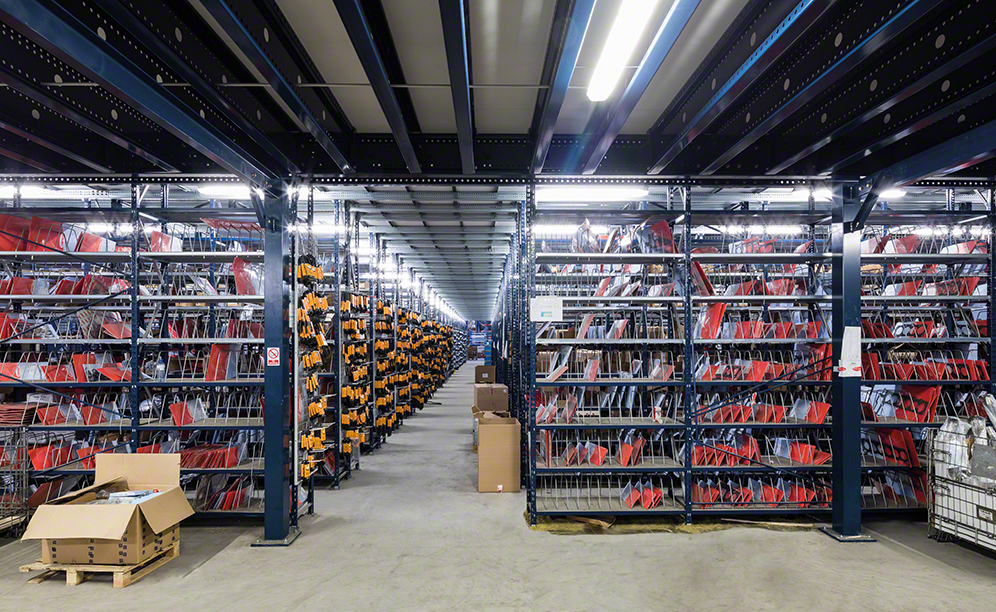 Manual hand-pick racks in Automotive Parts Factory - Mecalux.com