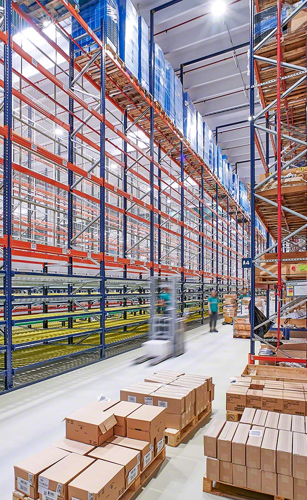 Pallet racks with carton live storage sections for picking in Admenta's facility