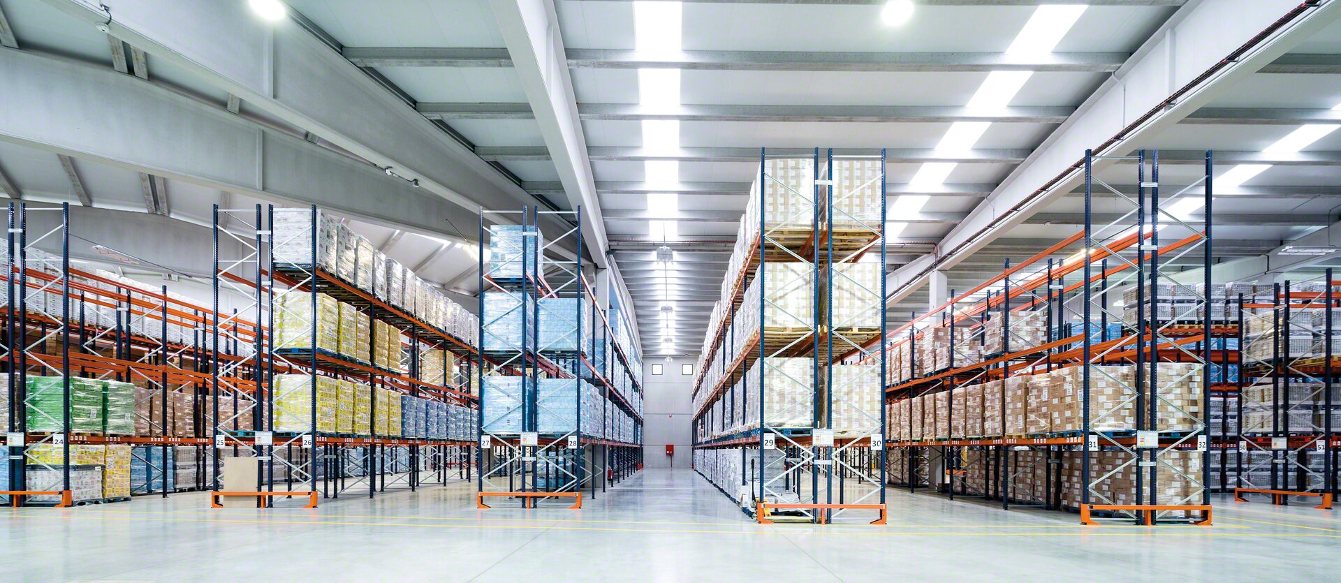 Low-bay warehouse with pallet storage racks