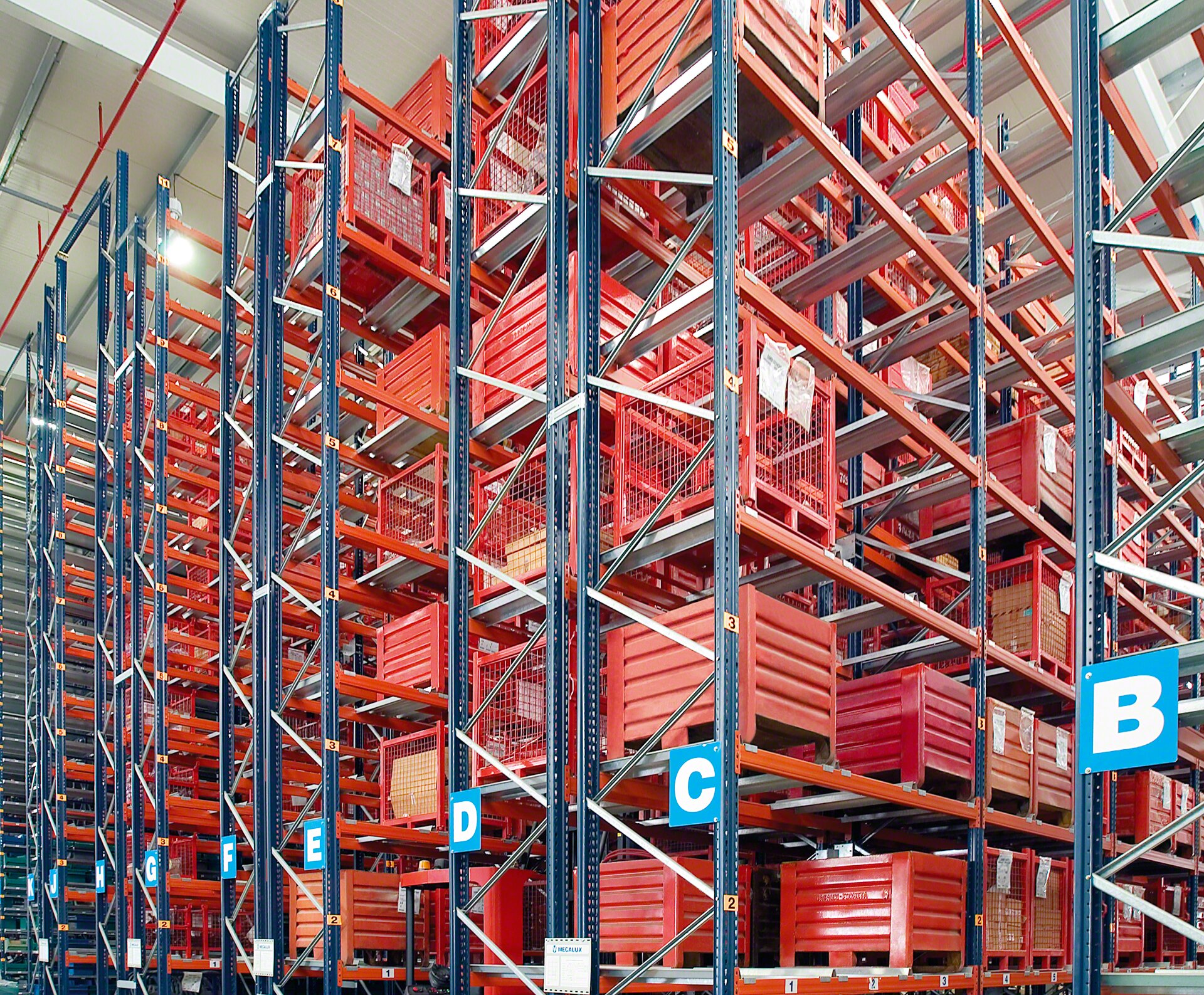 Adjustable pallet racking can also accommodate containers