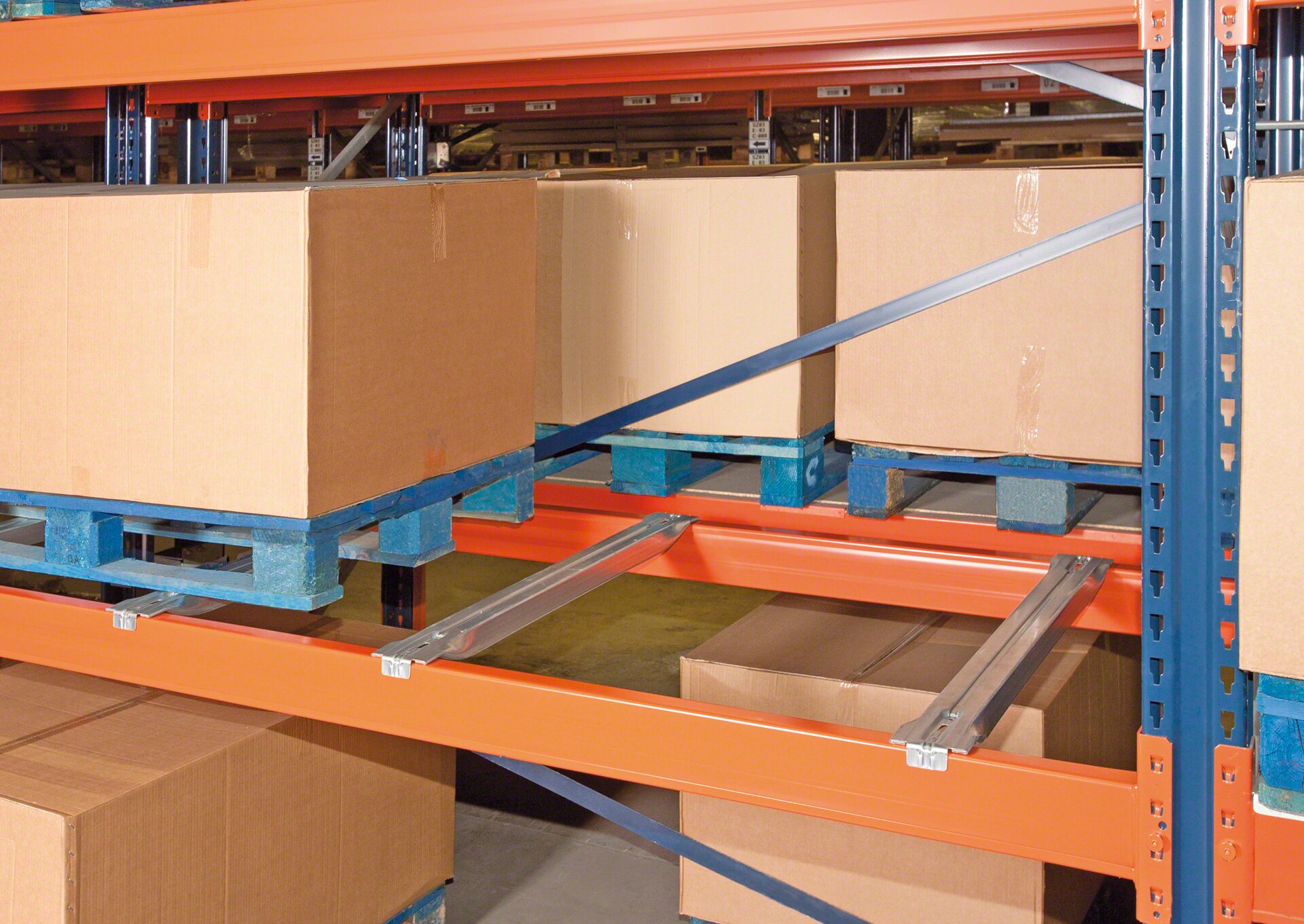 Support bars enable the storage of pallets with bottom deckboards parallel to the beams