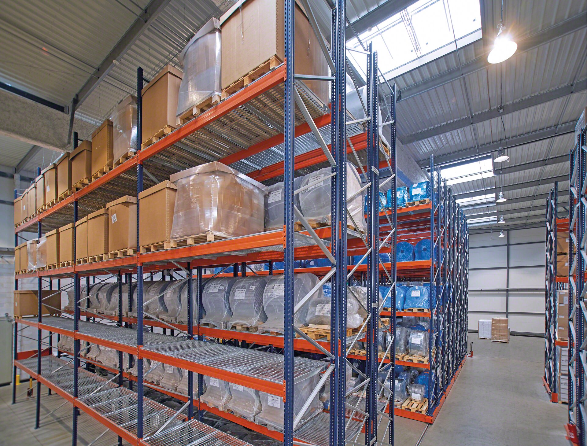 Mesh shelves are placed directly on the pallet rack beams