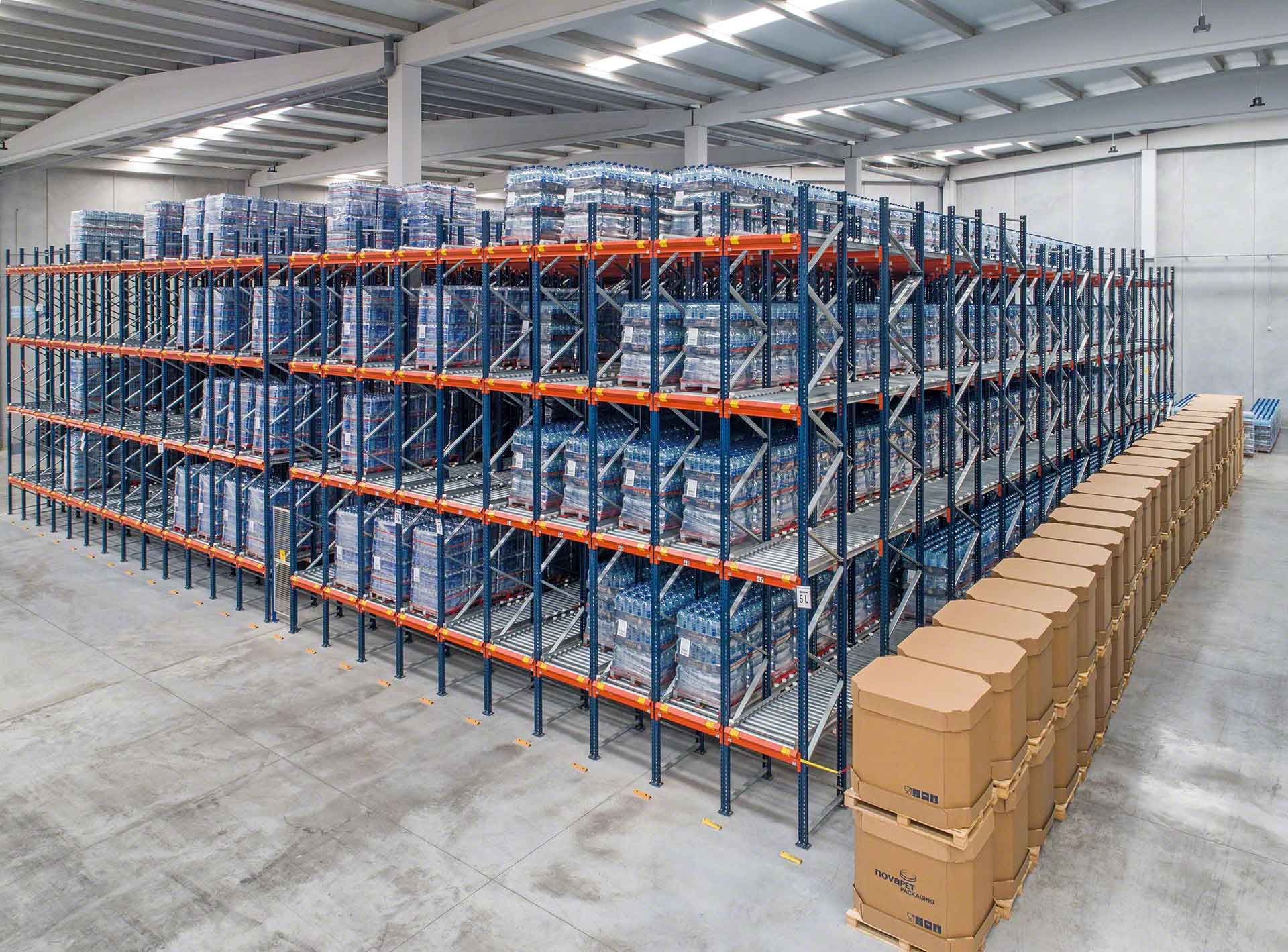 Warehouse equipped with live pallet racking systems with rollers