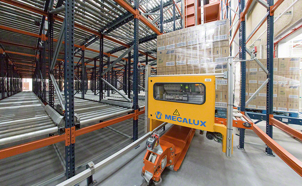 Stacker cranes insert pallets into live pallet racking