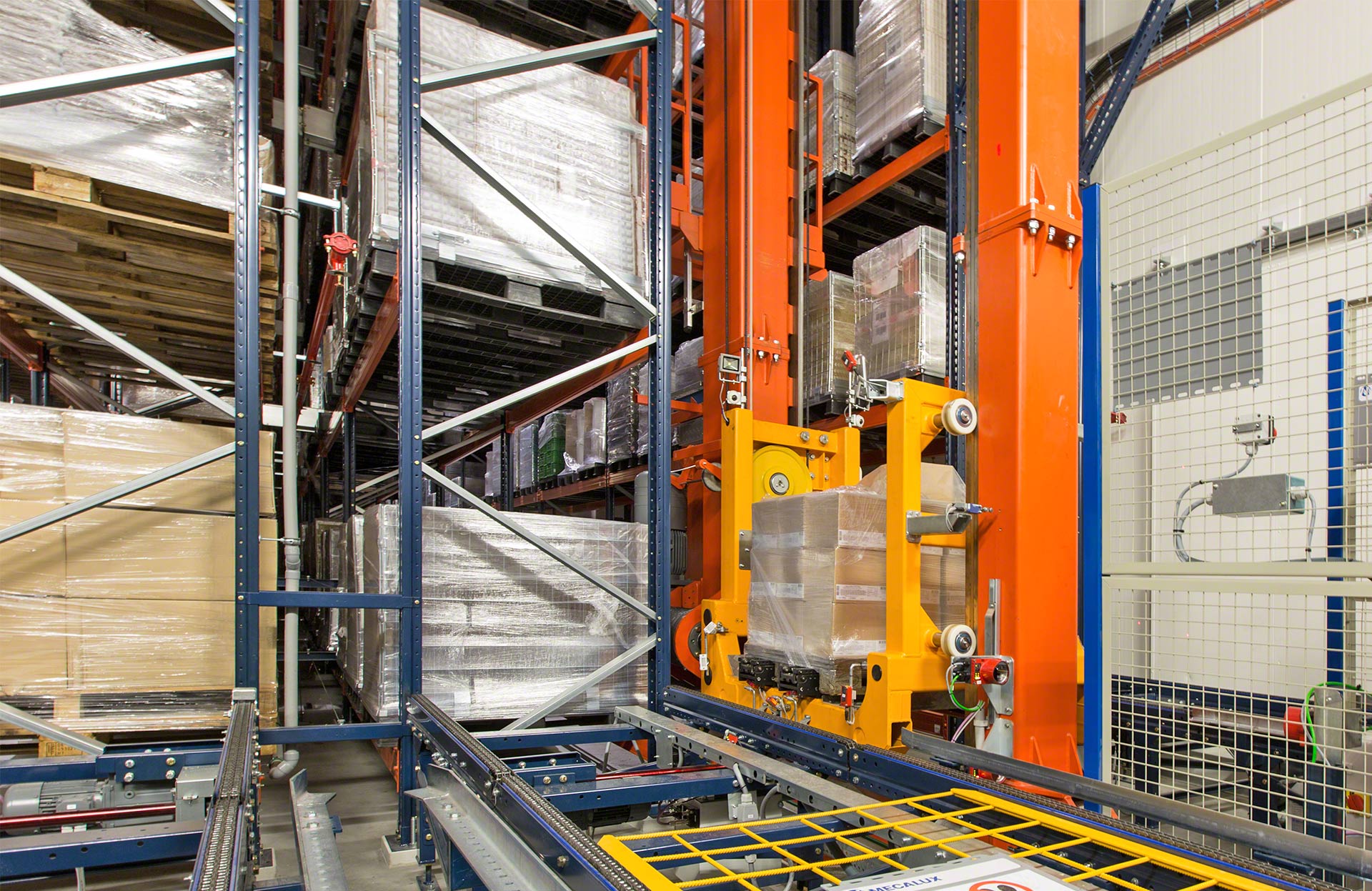 Pallets are transported supported on the lifting cradle, which also includes the extraction system