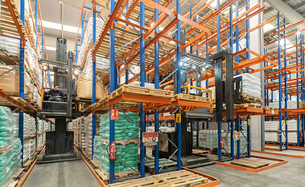 The pallet racking offers direct access to the goods