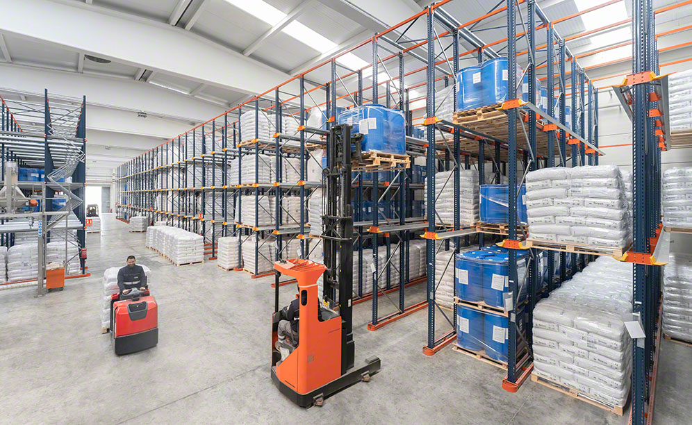 Zoned warehouse with capacity for 30,000 pallets