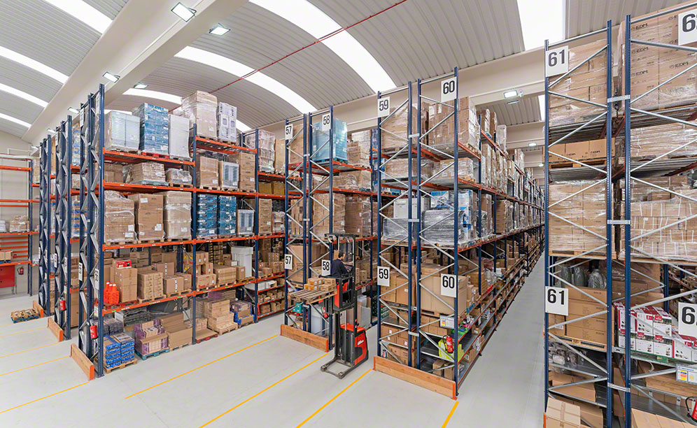 Pallet racking with narrow aisles makes the most of the available surface area