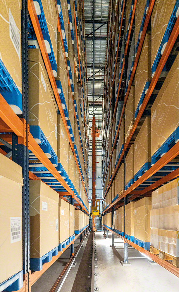 Automated clad-rack warehouse with three 65-metre-long aisles