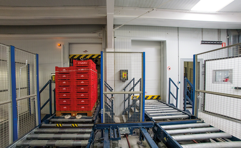 Input stations are located on the ground level and the goods are lifted to the top level to be received into the warehouse