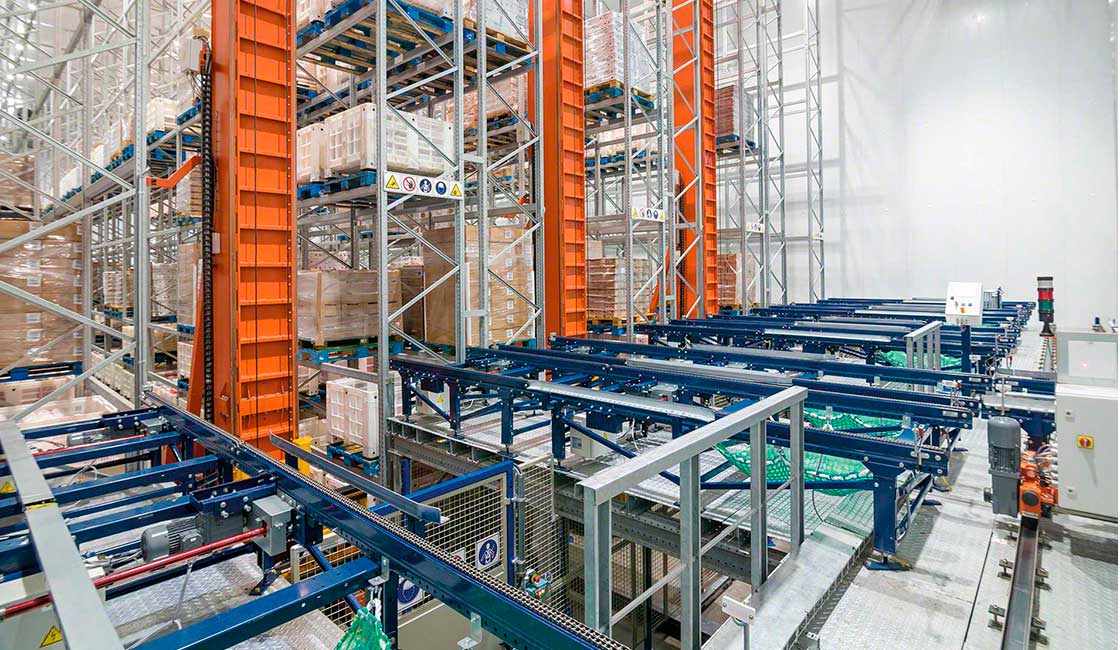 Mecalux has installed an automated warehouse composed of trilateral stacker cranes and a conveyor circuit