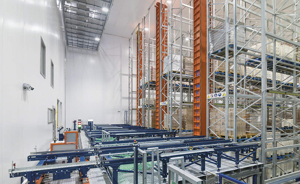 Four single-depth aisles of 13 m high constitute the warehouse