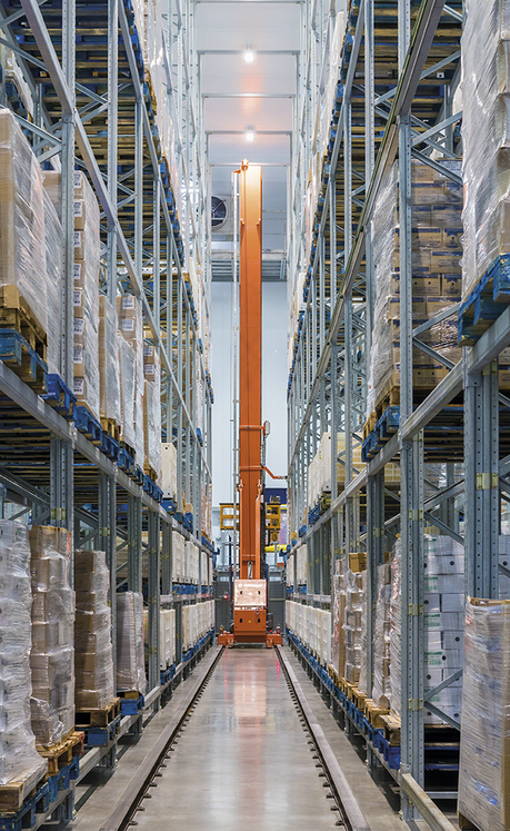 The warehouse has been equipped with three trilateral automatic stacker cranes