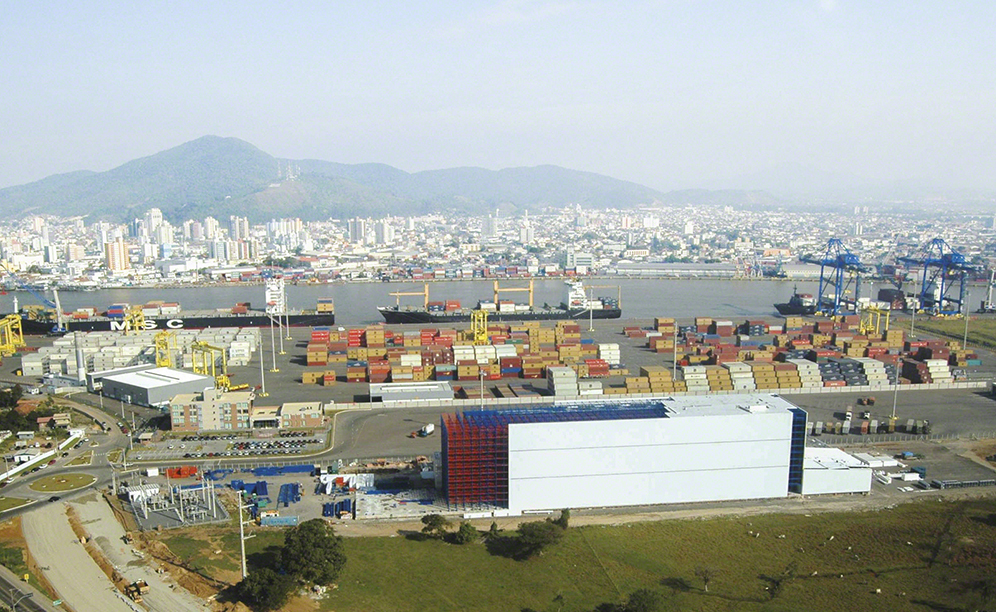 The clad-rack cold storage is integrated into the port terminal