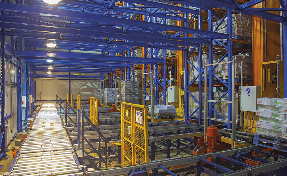 A conveyor circuit with rollers and chains constantly directs pallets to enter and exit the warehouse