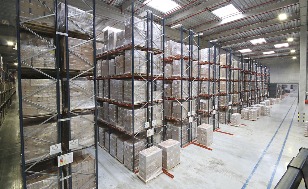 A zoned warehouse with capacity for more than 42,000 pallets and a high performance picking area