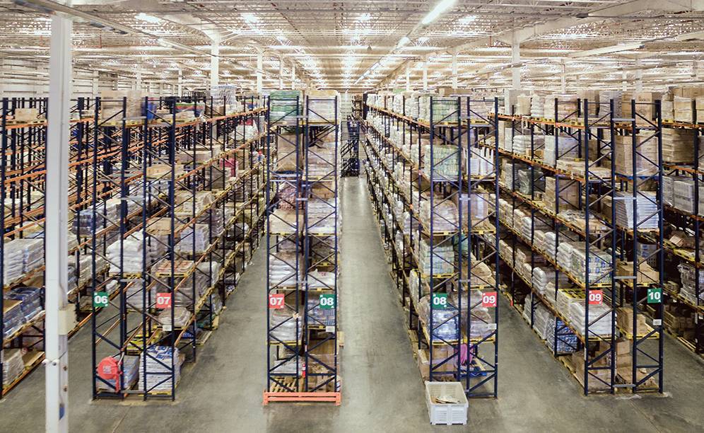 The 10.6 m high racks, with 6 or 7 load levels, offer a storage capacity of 29,937 pallets
