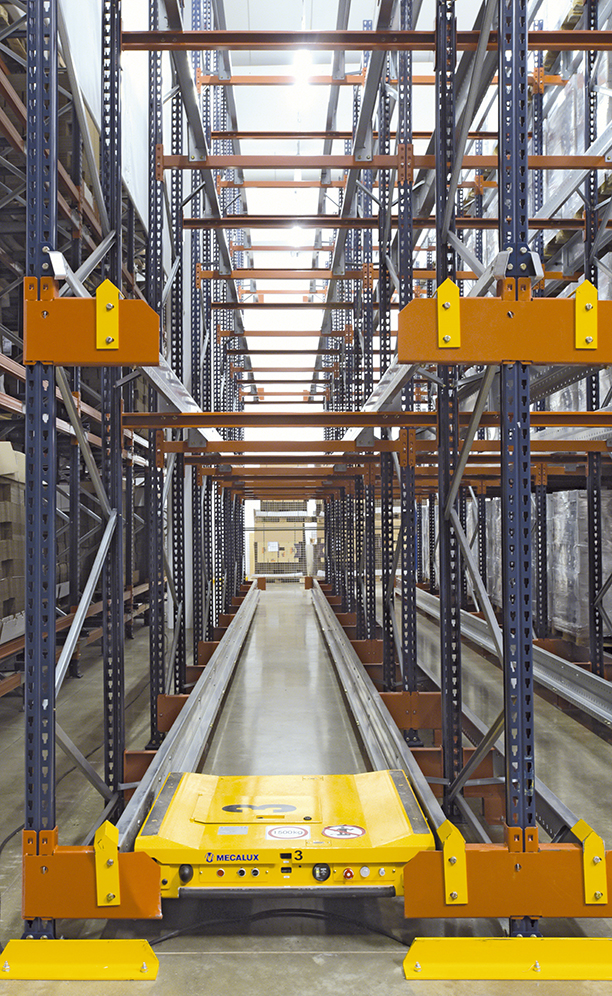 The semi-automated Pallet Shuttle is adapted to the logistics needs of Abafoods and the size of their goods