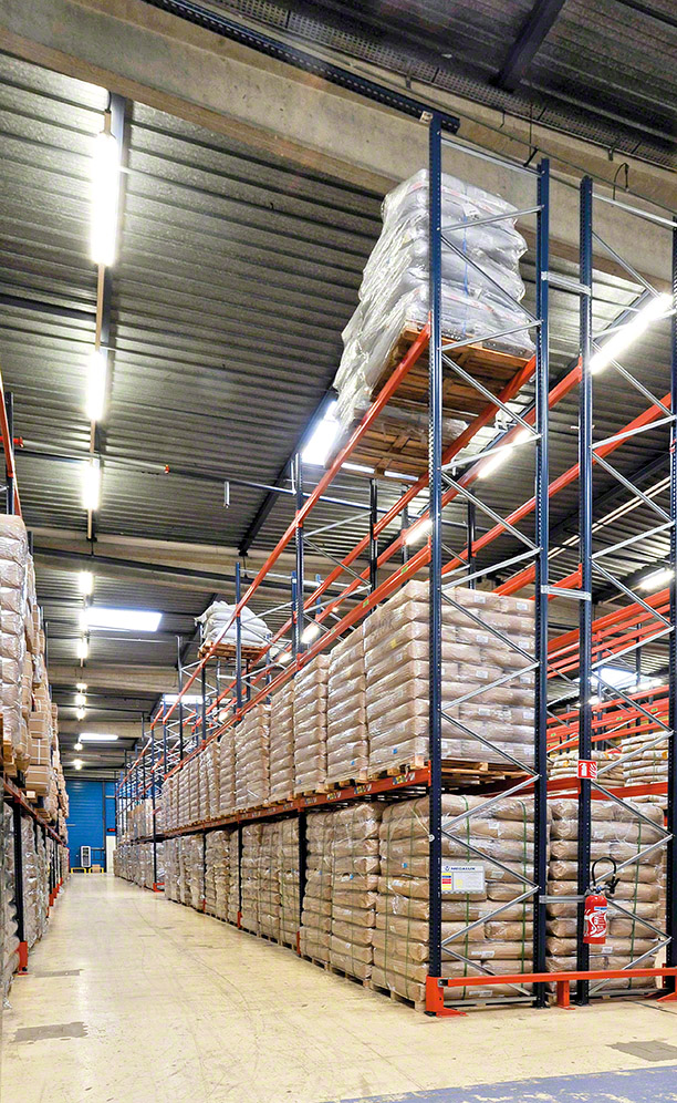 The three warehouse zones contain pallet racks