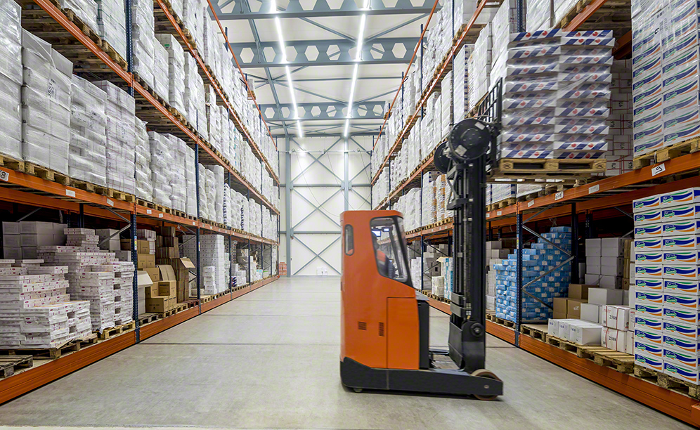 Reach trucks to deposit pallets in the assigned locations