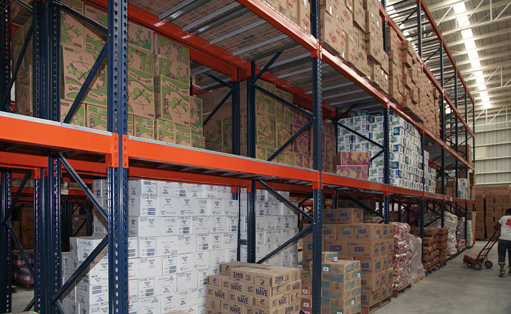 The new warehouse with earthquake-proof racks for Abarrotes La Y Griega