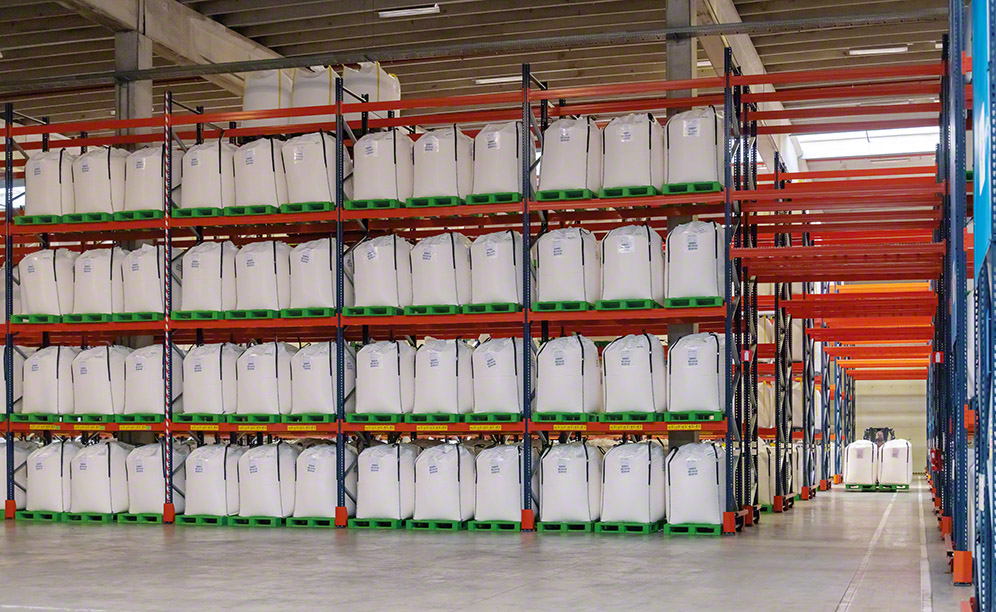 Pallet racks for 9 m high pallet loads with chemical products
