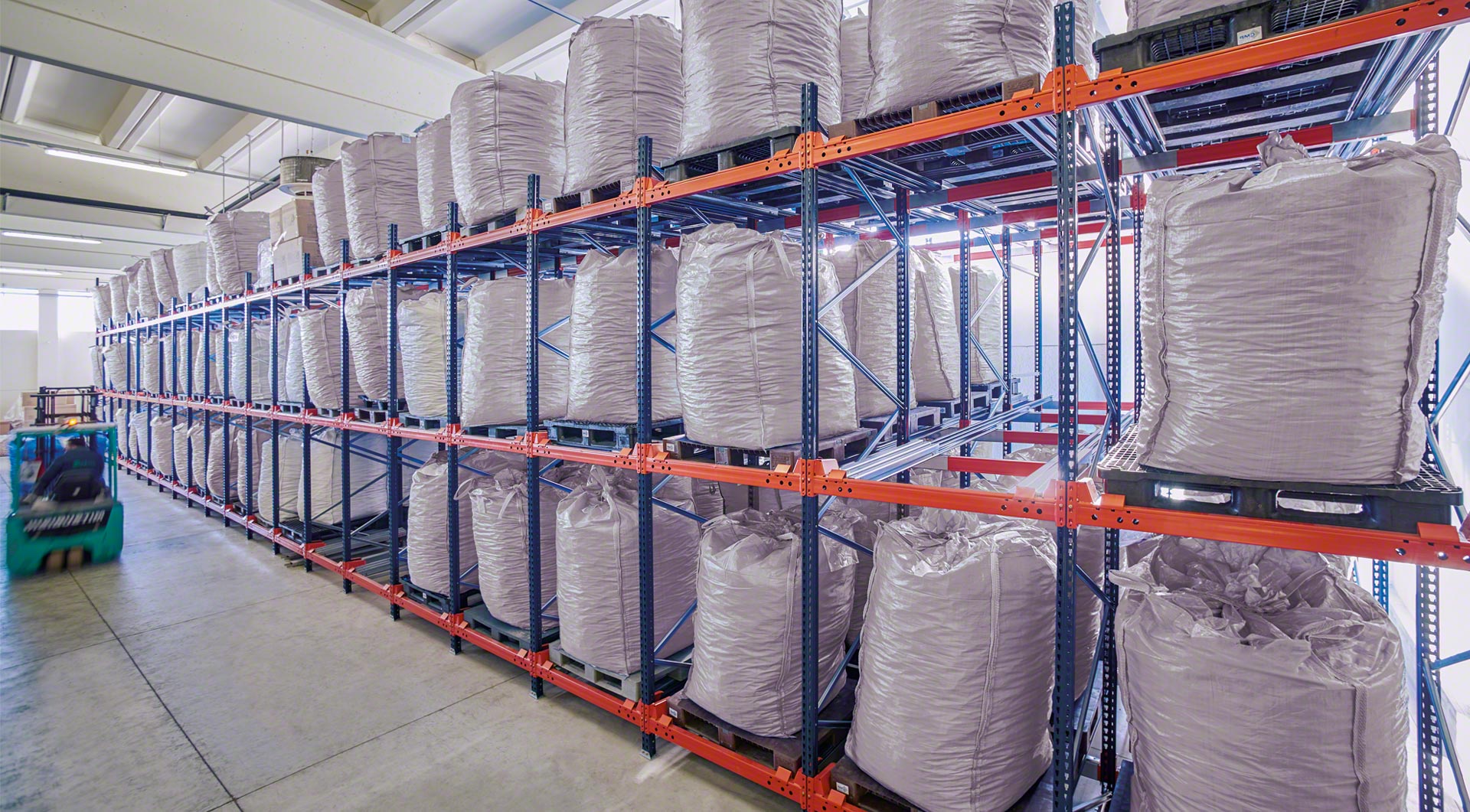 Push-Back Pallet Racking title=
